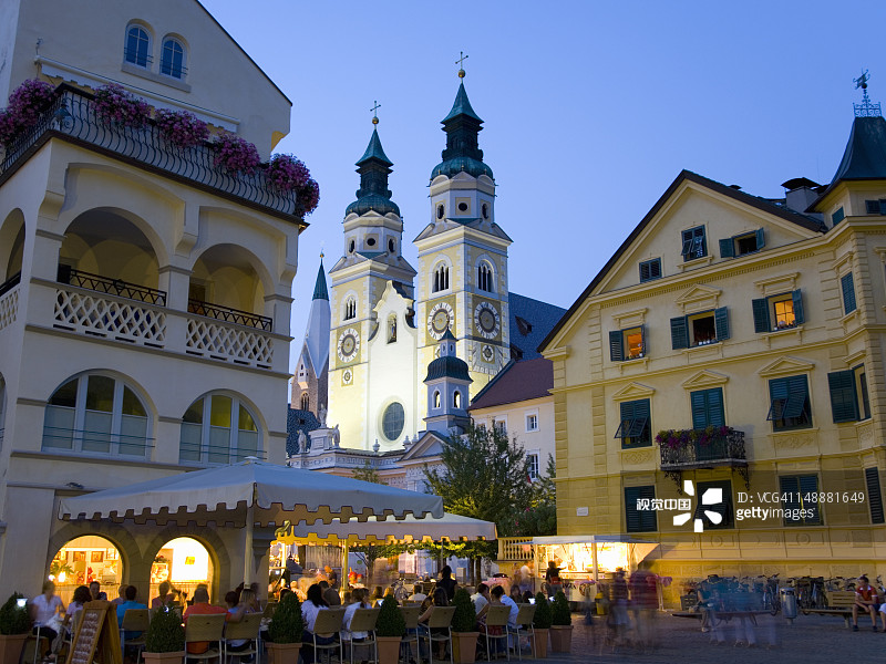 布雷萨诺内主教座堂广场户外用餐场景图片素材