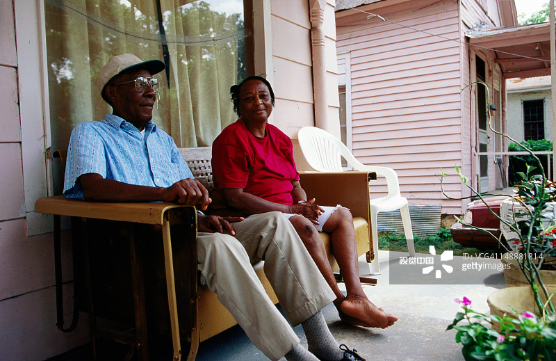 人们坐在门廊上图片素材