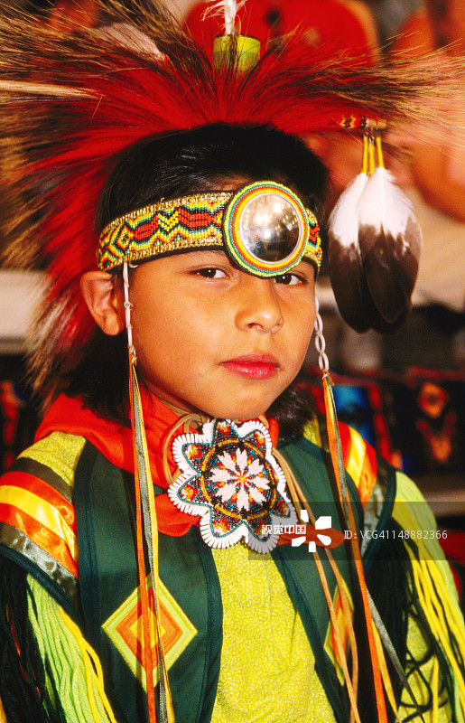 在Mashantucket Pequot部落Schemitzun Powwow上穿着盛装的美洲原住民印第安男孩图片素材