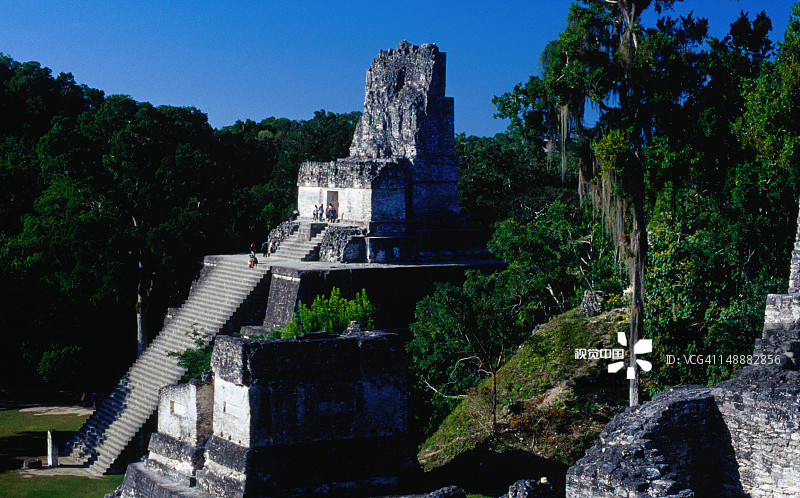 蒂卡尔大广场上的美洲虎神庙图片素材