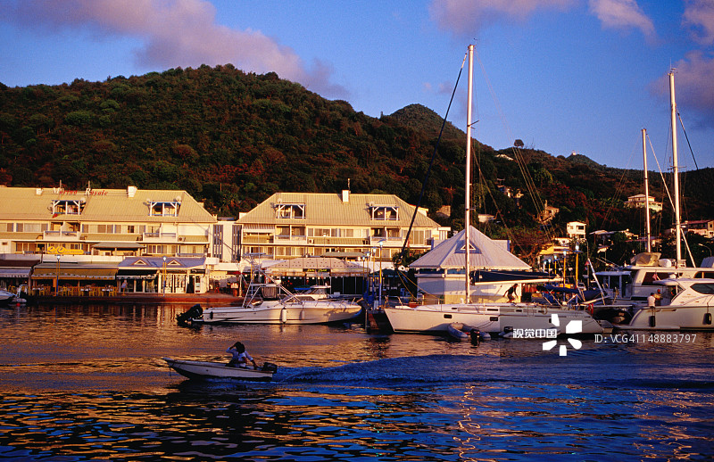 停泊在皇家码头的摩托艇和游艇图片素材