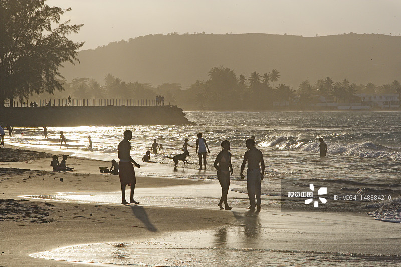 在卢基约海滩上的人们图片素材