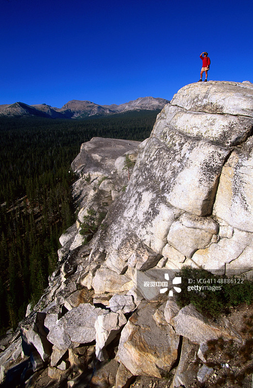 攀登兰伯特穹丘，饱览优胜美地国家公园图奥勒米草甸全景图片素材