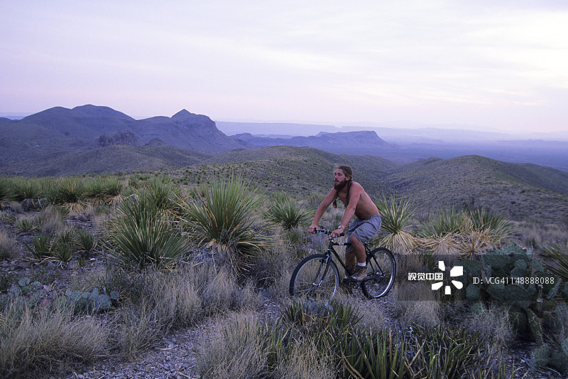 山地自行车骑行者，索托尔观景点图片素材