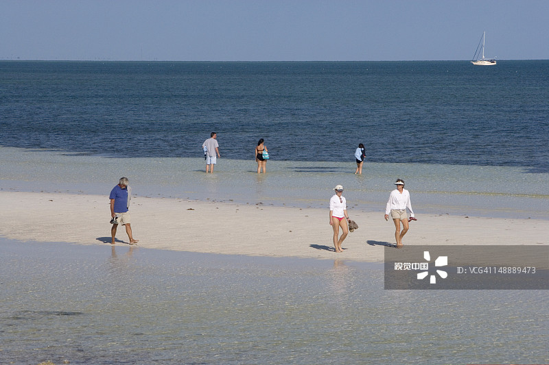 人们在沙洲上行走。图片素材