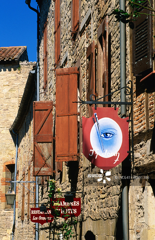 引人注目的标志和打开的百叶窗，塔恩地区上维尔图片素材