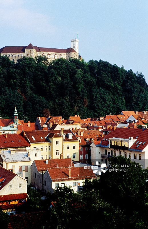 卢布尔雅那城堡和老城区房屋图片素材