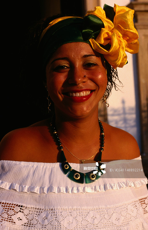 身穿非裔巴西风格服装的女人肖像图片素材