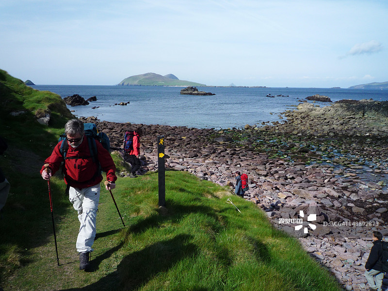 徒步旅行者走在丁格尔之路上图片素材