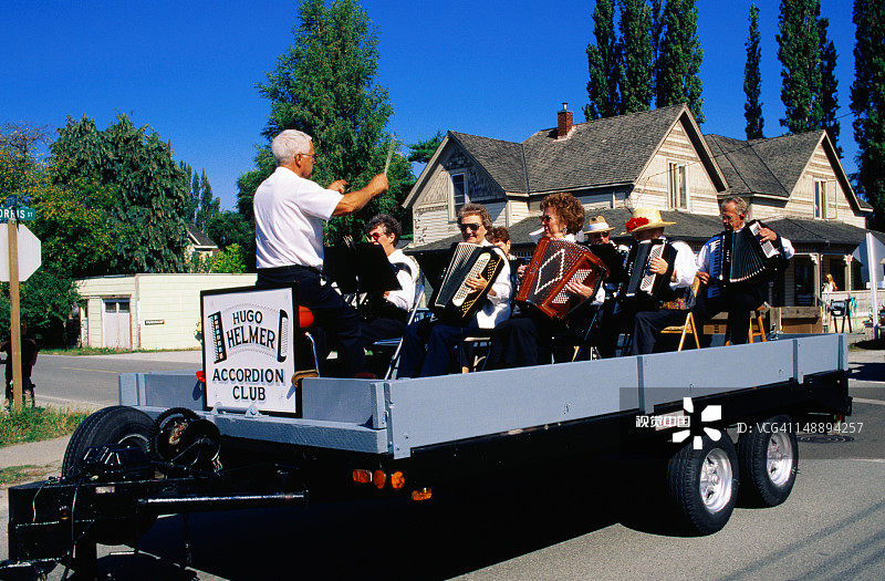 游行队伍中拖车上的手风琴俱乐部乐队图片素材