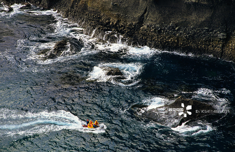 在Piha海滩和Karekare海滩之间的悬崖上观看风景的游客图片素材