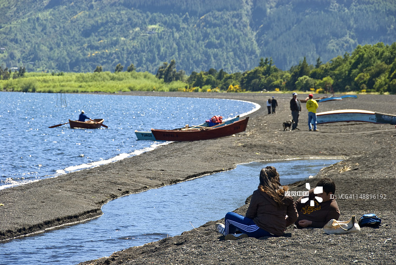 在比亚里卡湖海滩上的年轻夫妇图片素材