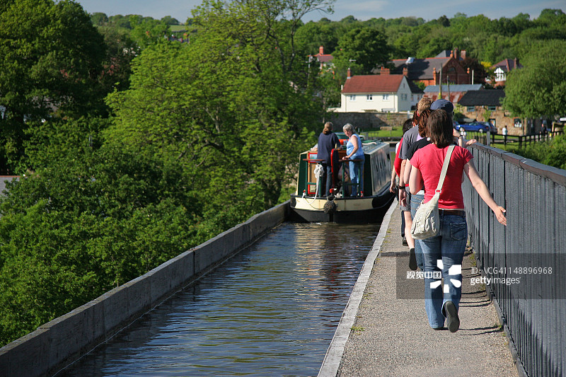 沿庞特卡萨鲁特渡槽行驶的运河船图片素材