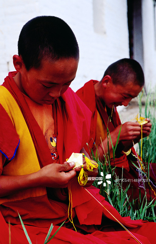 额尔德尼召寺拉夫林苏木寺庙内缝纫的新僧侣图片素材