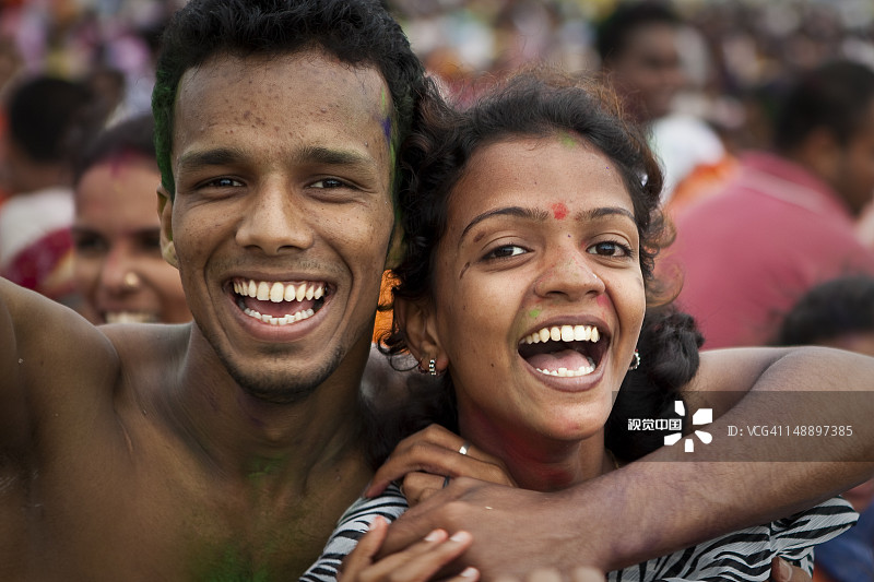 象头神节期间焦伯蒂海滩上的年轻情侣图片素材