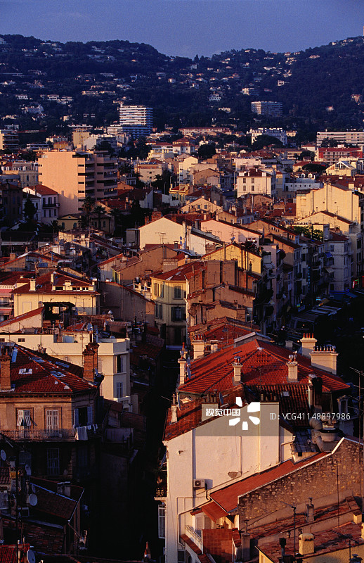 勒苏盖（老城区）山顶的城市屋顶图片素材