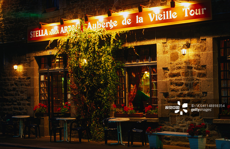 夜晚的典型小旅馆图片素材