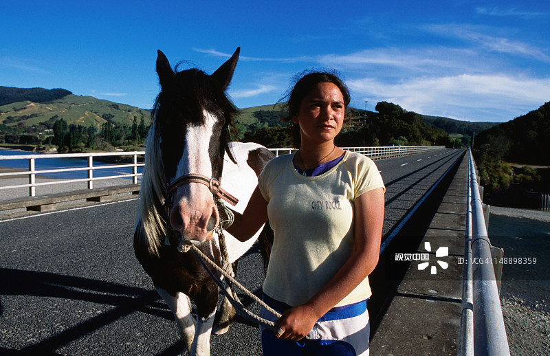 怀阿普河上的女人和马图片素材