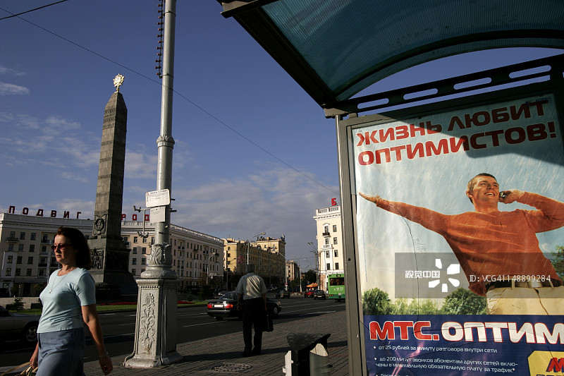 胜利广场附近的巴士站与胜利纪念碑图片素材