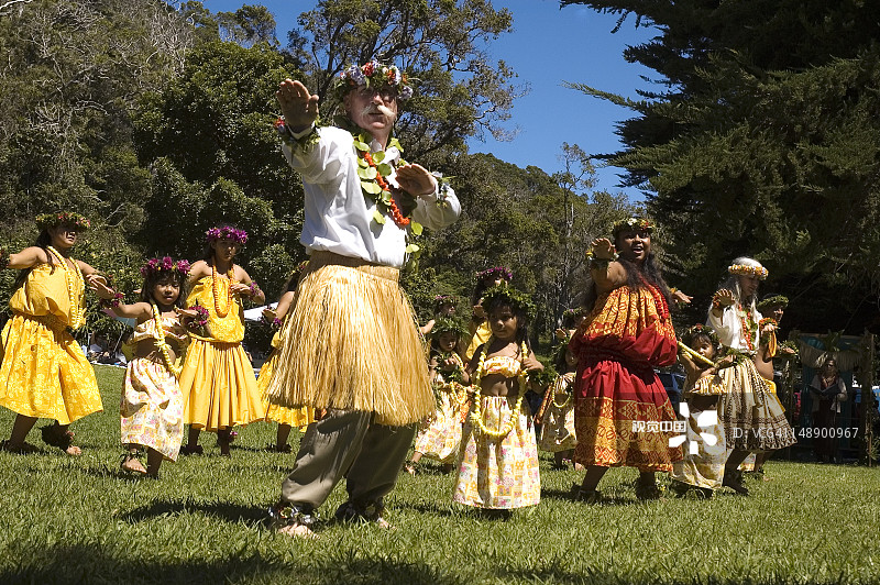 艾玛女王节上的草裙舞者图片素材