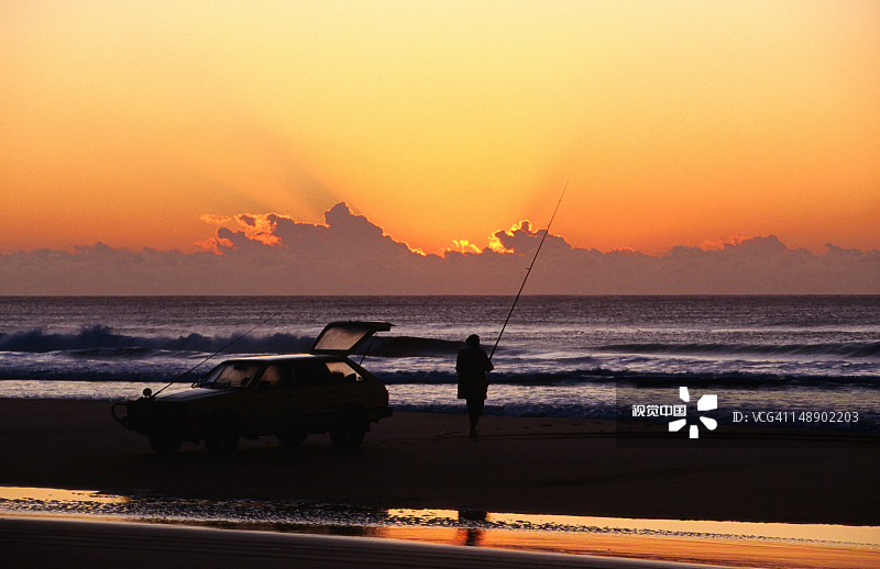日出时分的海滩渔民图片素材