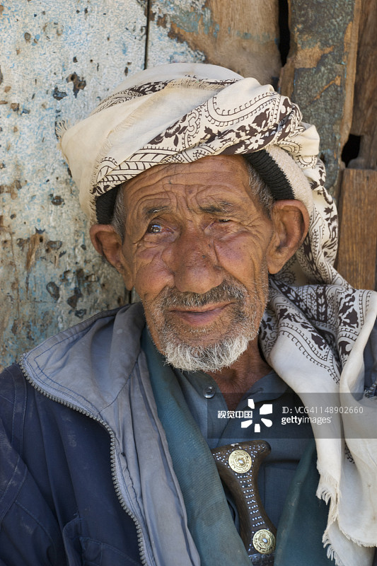 戴着库非耶（阿拉伯头巾）的老人肖像。图片素材