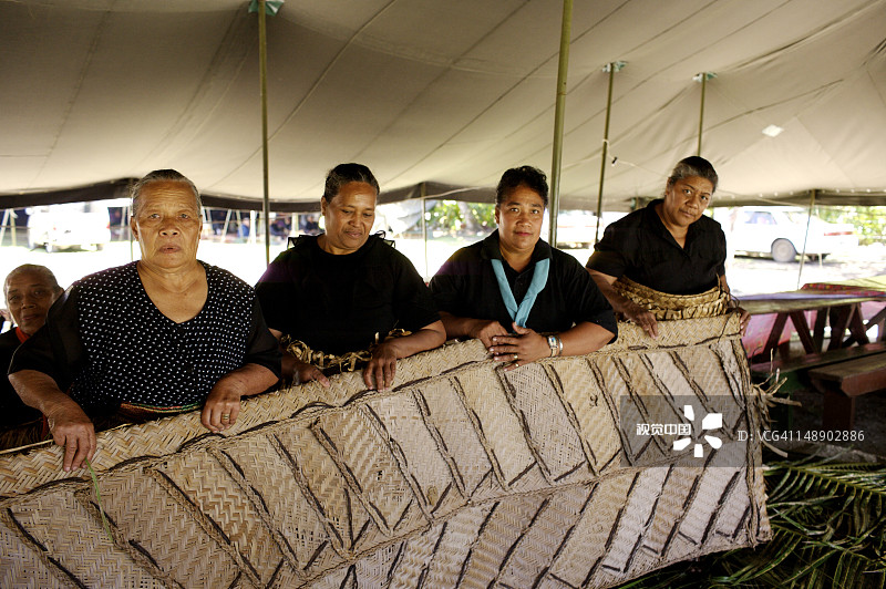 悼念汤加国王的妇女图片素材