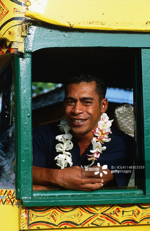生态旅游巴士方向盘前的导游图片素材