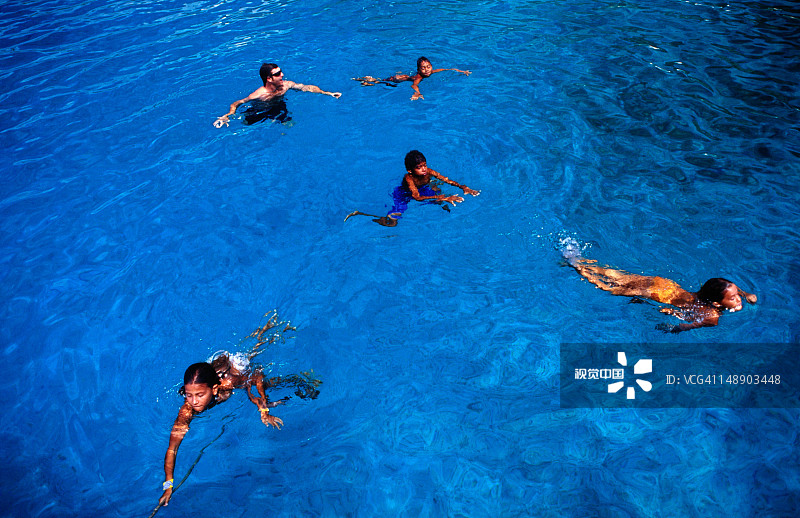 人们在哥伦比亚海滩附近的加勒比海游泳图片素材