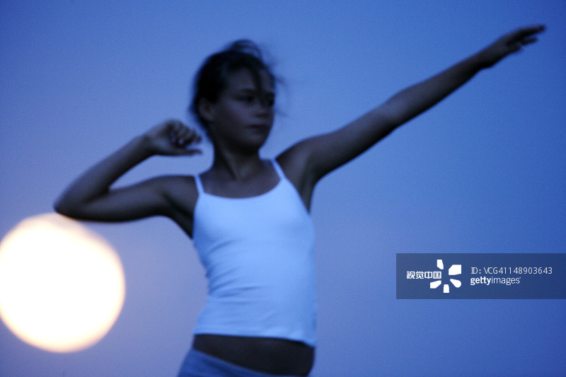 满月下的瑜伽参与者图片素材