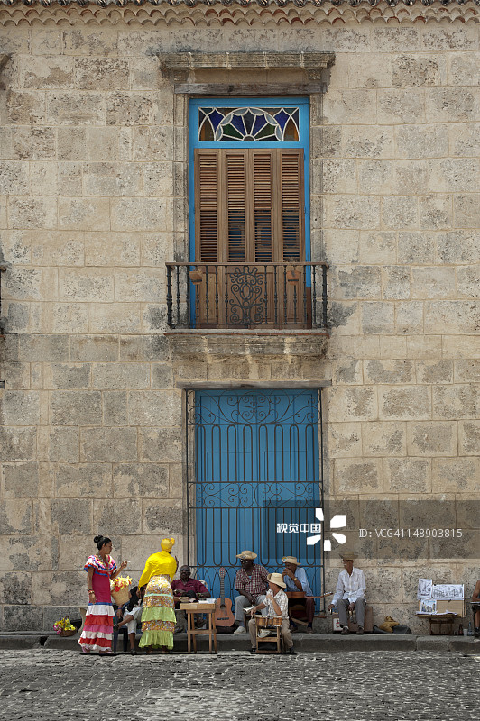 身着鲜艳服装的音乐家和妇女，大教堂广场图片素材