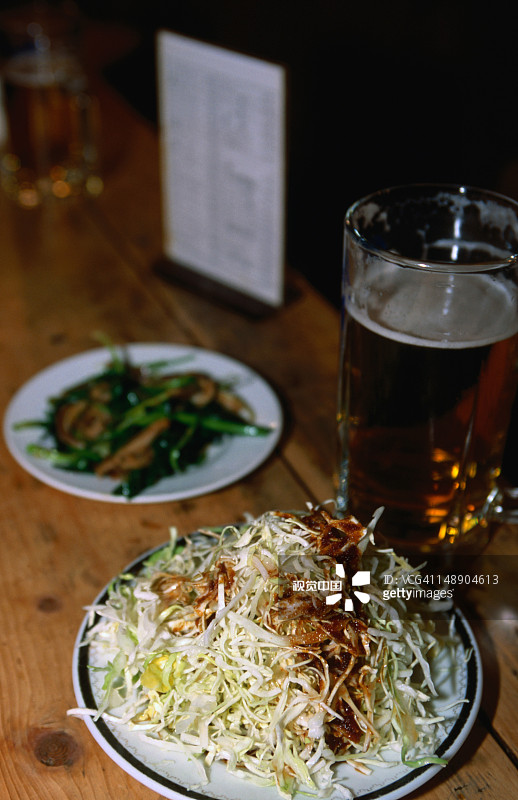 高知县Tonchan居酒屋的素食餐和冰镇麒麟啤酒图片素材
