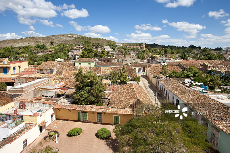 前阿西斯圣方济各修道院钟楼上的屋顶景观图片素材