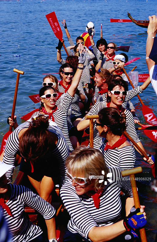 在赤柱海滩准备比赛的赛龙舟队伍图片素材