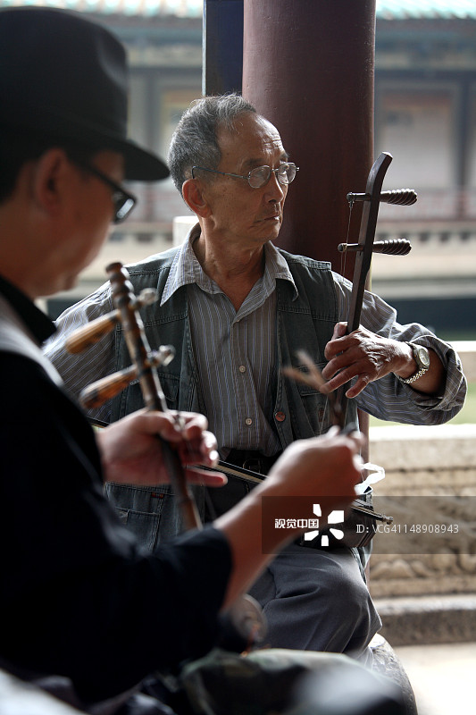 在翠湖公园演奏二胡的男人们图片素材