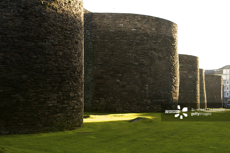 环绕城镇的罗马墙图片素材