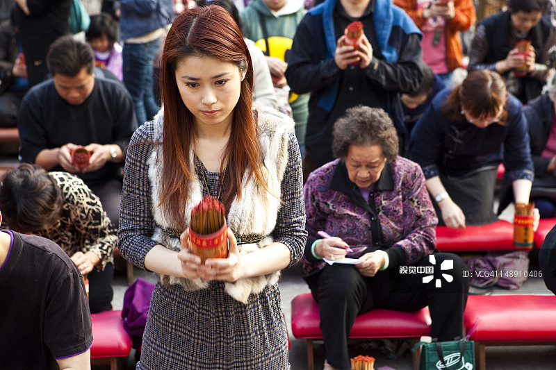 在黄大仙祠祈祷的年轻女子图片素材