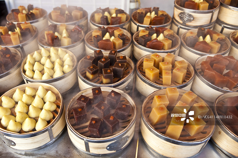 东华门夜市摊位上蒸制的糖果图片素材