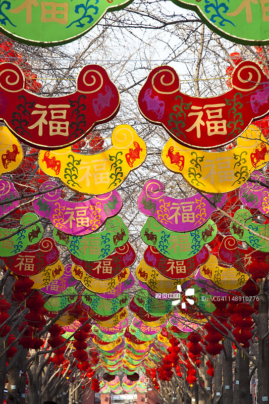 中国新年期间地坛公园庙会沿途的装饰图片素材