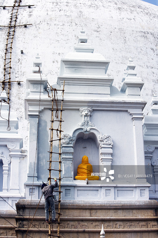 工人在鲁万维利萨亚佛塔的圆顶上刷白图片素材
