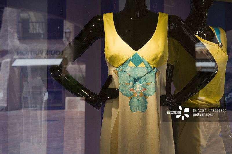 路易威登店铺在精品店橱窗中的倒影图片素材