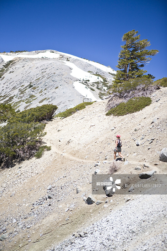 徒步登上圣加布里埃尔山脉的秃头山图片素材
