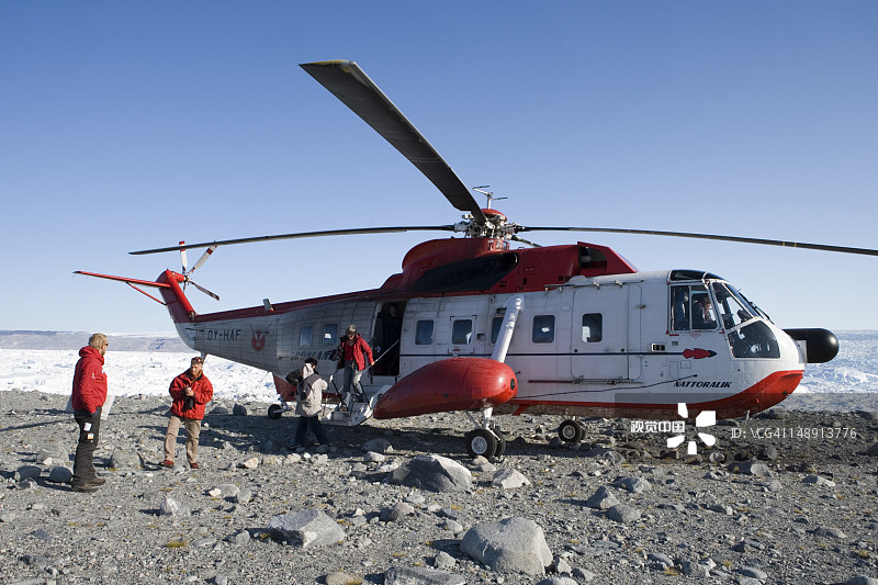 从格陵兰航空西科斯基S-61直升机走出的乘客，位于伊卢利萨特冰峡湾边缘图片素材