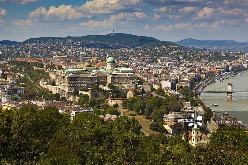 从盖勒特山看布达区的皇家宫殿图片素材