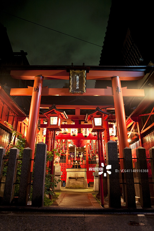 祗园四条街巷弄里的小神社图片素材
