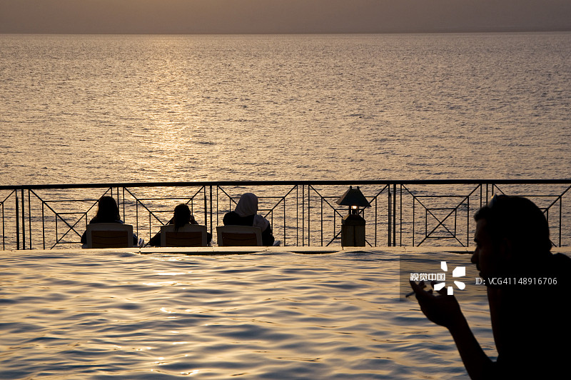 死海和瑞享酒店无边泳池的日落图片素材