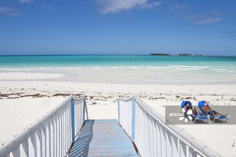 情侣在Playa Pilar海滩的躺椅上放松图片素材