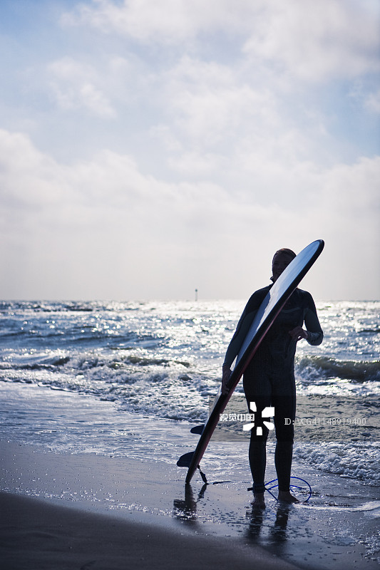 刚出水的女冲浪者图片素材