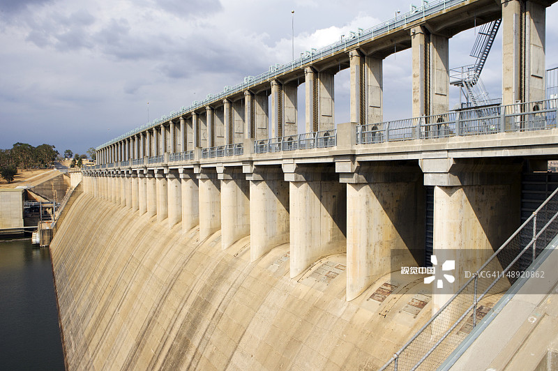 休谟堰，从维多利亚州一侧的墨累河拍摄图片素材