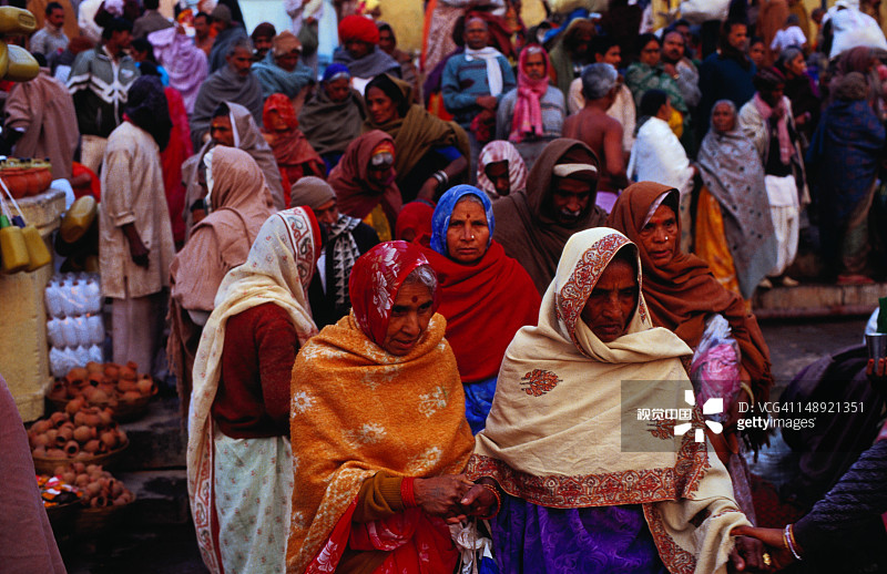 朝圣者走下台阶，前往达萨斯瓦梅德河坛，沐浴在神圣的恒河中图片素材